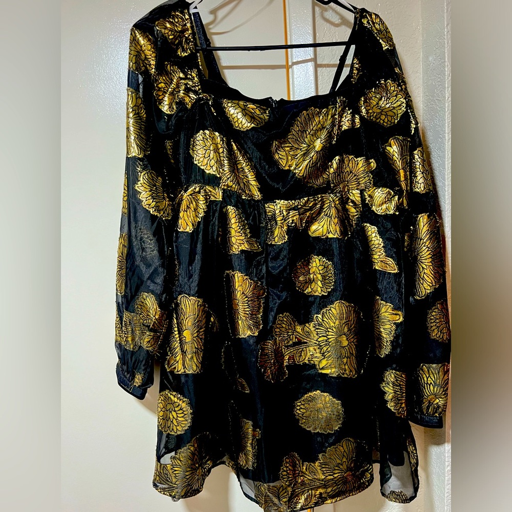Lulus dress worn once. Like new. Beautiful gold details